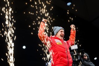Après sa victoire sur la vraie descente du Lauberhorn, Marco Odermatt s'est mêlé à la foule